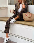 Arila - Conjunto de Chaqueta y Pantalón con Estampado de Leopardo