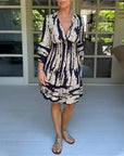 Dress with V-neck and three-quarter sleeves