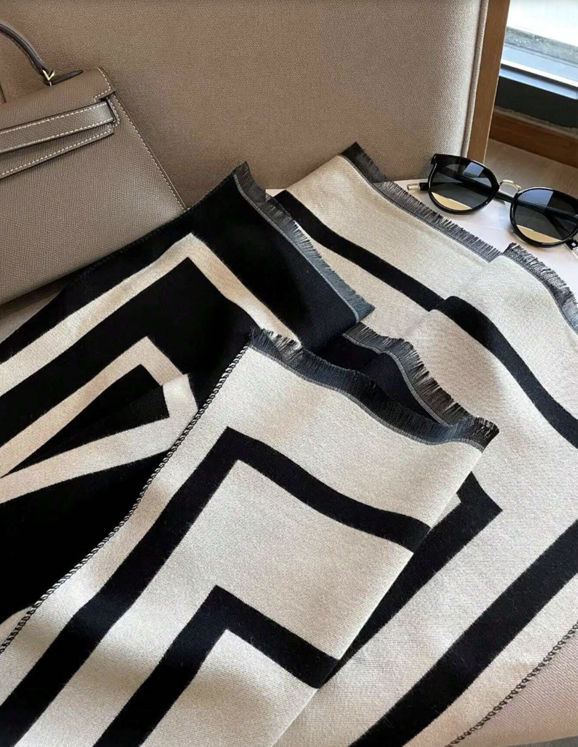 Alyssa – Sciarpa Grafica Elegante