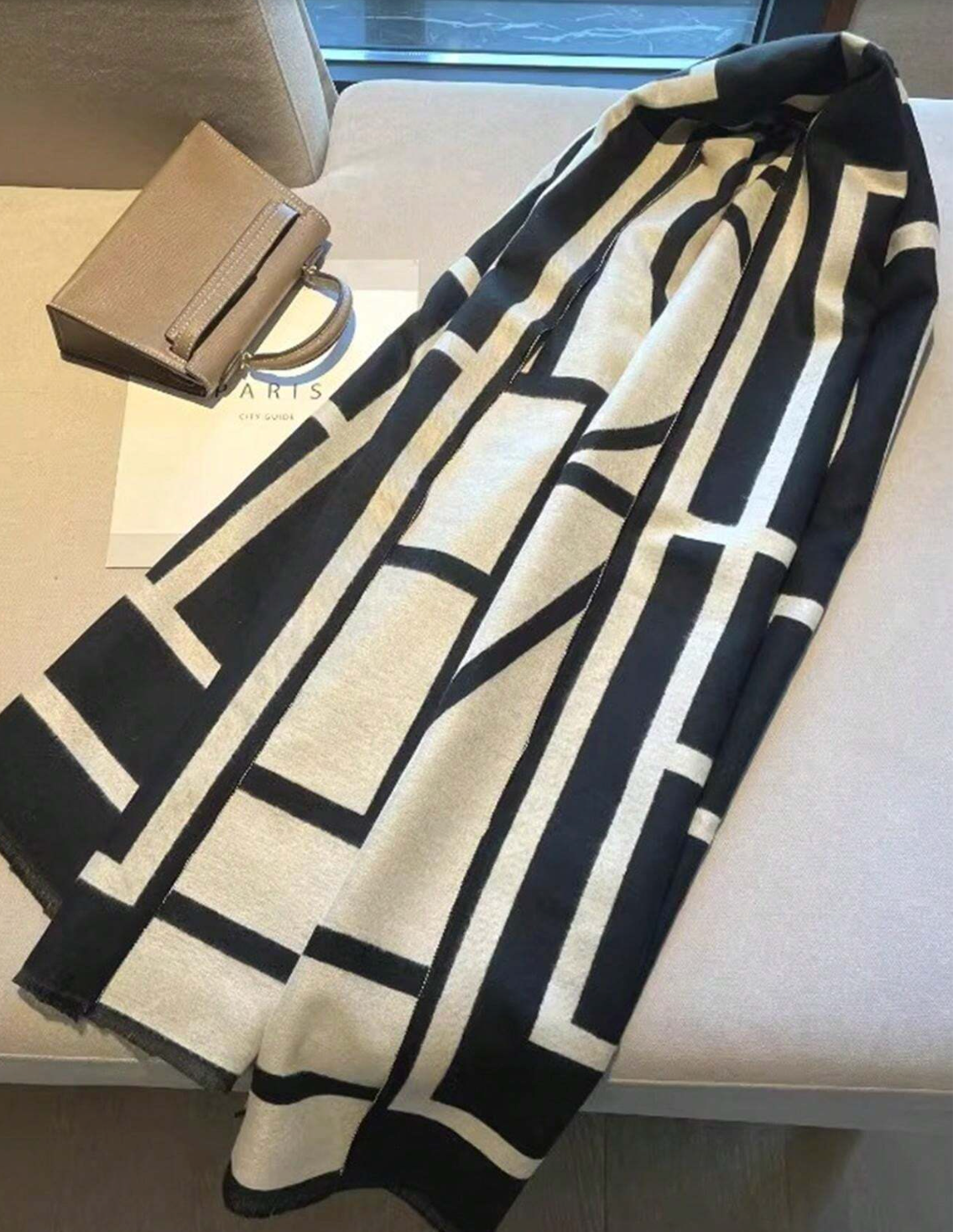 Alyssa – Sciarpa Grafica Elegante