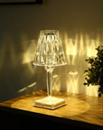 Lámpara de mesa elegante con diseño de cristal - CrystalLuxe
