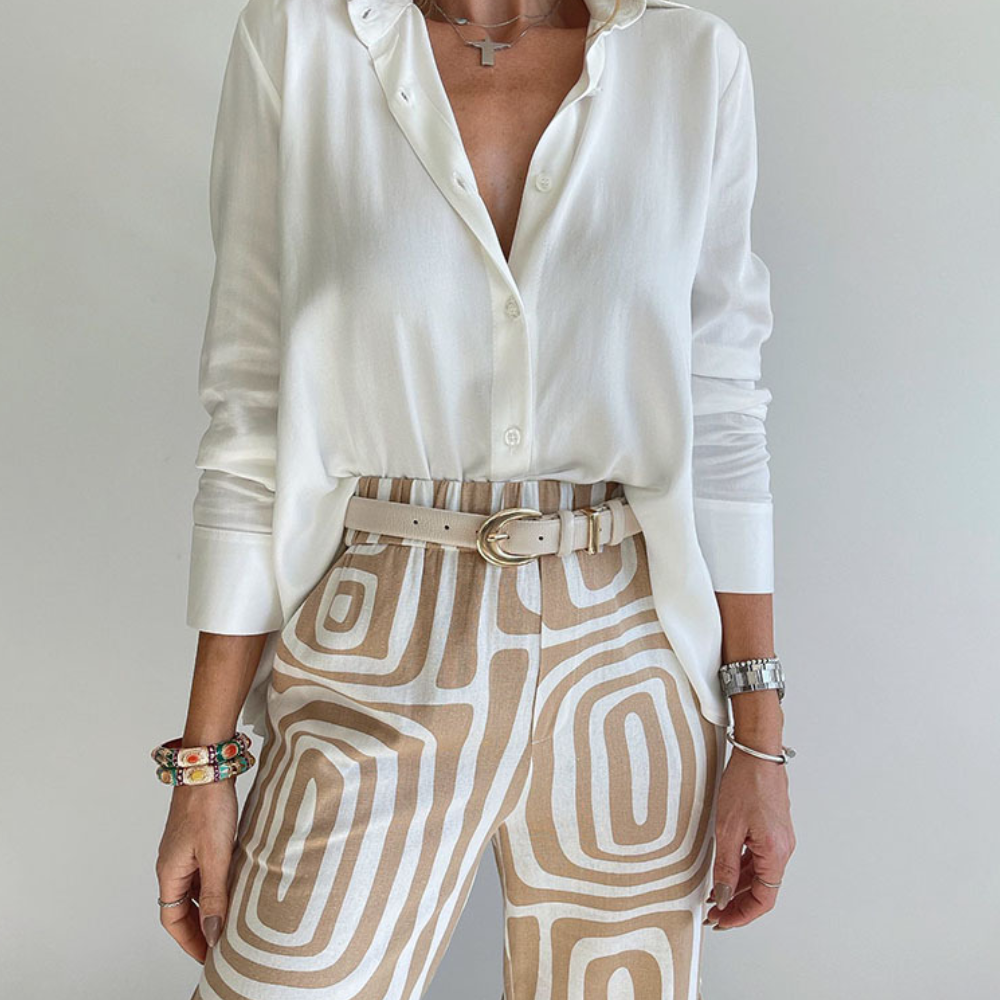 Clio – Stylish 2-Piece Women's Outfit with White Blouse and Geometric Trousers