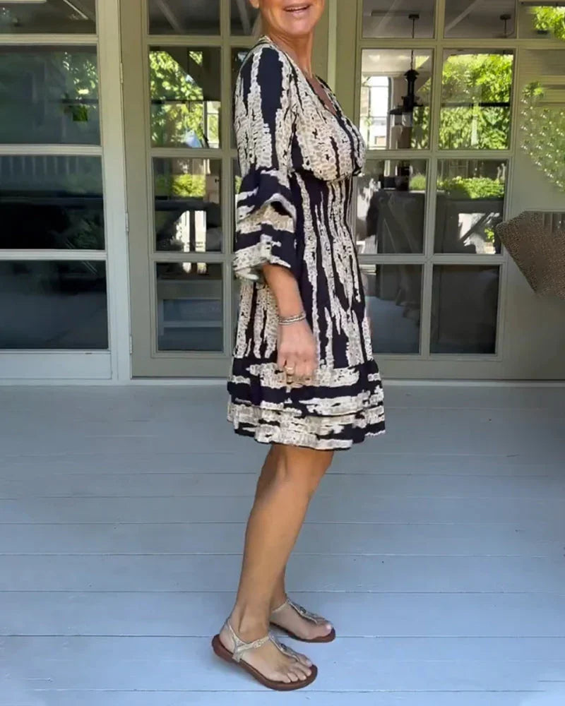 Dress with V-neck and three-quarter sleeves