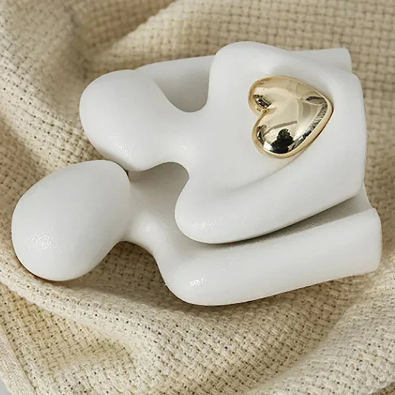 SculptedLove – Elegant Sculpture of Love