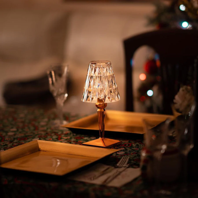 Lámpara de mesa elegante con diseño de cristal - CrystalLuxe